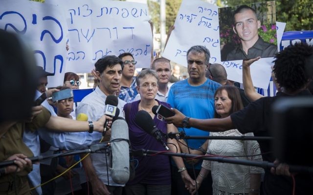 Les parents des soldats israéliens décédés Oron Shaul et Hadar Goldin protestant devant la résidence du Premier ministre Benjamin Netanyahu, à Jérusalem, le 27 juin 2016. (Crédit : Hadas Parush/Flash90)