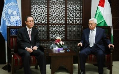 Le secrétaire général de l'ONU Ban Ki-moon, à gauche, avec le président de l'Autorité palestinienne Mahmoud Abbas à Ramallah, le 28 juin 2016. (Crédit : Flash90)