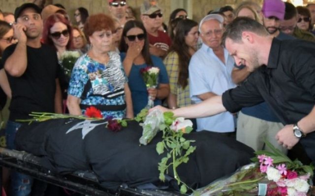 Des centaines de personnes aux funérailles d'Esti Weinstein qui s’est suicidée, le 28 juin 2016 à Petach Tiqwa (Crédit : Avi Dishi/FLASH90) Des centaines de personnes aux funérailles d'Esti Weinstein qui s’est suicidée, le 28 juin 2016 à Petach Tiqwa (Crédit : Avi Dishi/FLASH90)