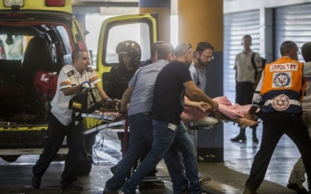 Les secouristes emmènent une adolescente de 13 ans qui a été grièvement blessée dans une attaque au couteau en Cisjordanie, au centre médical Shaare Zedek de Jérusalem, où elle est ensuite décédée, le 30 juin 2016. (Crédit : Yonatan Sindel/Flash90)
