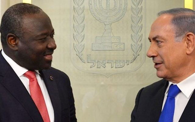 Le Premier ministre Benjamin Netanyahu s'adresse au Dr. Lassina Zerbo, secrétaire exécutif de l'Organisation du traité d'interdiction complète des essais nucléaires, à Jérusalem, le 20 juin 2016 (Crédit : Kobi Gideon/GPO) Le Premier ministre Benjamin Netanyahu s'adresse au Dr. Lassina Zerbo, secrétaire exécutif de l'Organisation du traité d'interdiction complète des essais nucléaires, à Jérusalem, le 20 juin 2016 (Crédit : Kobi Gideon/GPO)