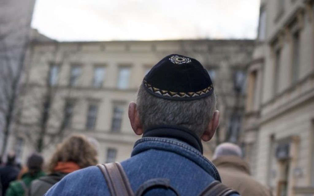 Un homme portant une kippa pendant la marche silencieuse commémorant le 75e anniversaire des pogroms de la Nuit de Cristal, ou Kristallnacht, à Berlin, le 9 novembre 2013. (Crédit : Carsten Koall/Getty Images via JTA) Un homme portant une kippa pendant la marche silencieuse commémorant le 75e anniversaire des pogroms de la Nuit de Cristal, ou Kristallnacht, à Berlin, le 9 novembre 2013. (Crédit : Carsten Koall/Getty Images via JTA)