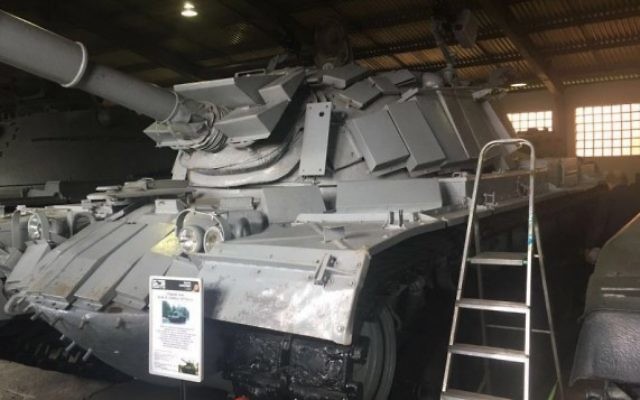 Un tank israélien capturé pendant la bataille de Sultan Yacoub de la Première guerre du Liban, en juin 1982, en exposition dans un musée russe. (Crédit : GPO)