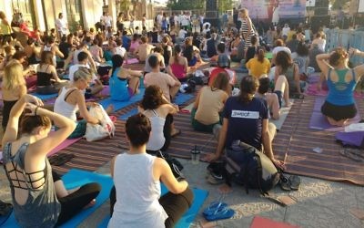 La série de mouvement pour la classe de yoga de la Journée internationale du Yoga a été conçue par le gouvernement indien, et réalisée dans le monde entier, le 21 juin 2016. (Crédit : Melanie Lidman/Times of Israel)