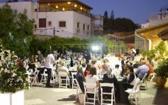 Photo d'illustration : Juifs et arabes partagent un iftar (repas de rupture du jeûne) pendant le mois de Ramadan, à Tayibe, le 9 juin 2016. (Crédit : Dov Lieber/Times of Israel)
