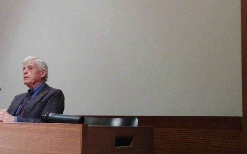 L'historien Robert Paxton présente, à l'occasion de sa réédition, son ouvrage "Vichy et les Juifs" au mémorial de la Shoah, à Paris, le 19 juin 2016. (Crédit : Arthur Lancry) L'historien Robert Paxton présente, à l'occasion de sa réédition, son ouvrage "Vichy et les Juifs" au mémorial de la Shoah, à Paris, le 19 juin 2016. (Crédit : Arthur Lancry)