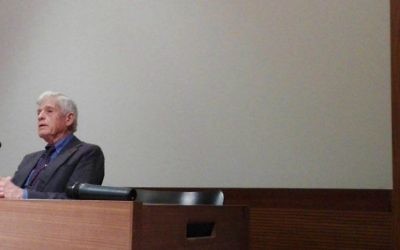 L'historien Robert Paxton présente, à l'occasion de sa réédition, son ouvrage "Vichy et les Juifs" au mémorial de la Shoah, à Paris, le 19 juin 2016. (Crédit : Arthur Lancry)