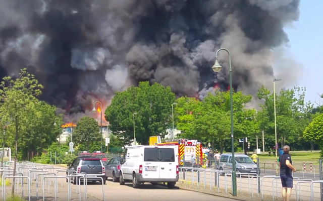 Incendie d'un foyer de réfugiés à Düsseldorf (Allemagne), le 7 juin 2016. (Crédits : capture d'écran YouTube / Benedikt Geuer) Incendie d'un foyer de réfugiés à Düsseldorf (Allemagne), le 7 juin 2016. (Crédits : capture d'écran YouTube / Benedikt Geuer)