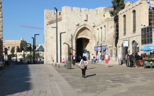 La porte de Jaffa, l'une des sept portes dans les murs de la Vieille Ville, fut restaurée par les dirigeants ottomans de Jérusalem en 1538. (Crédits : Shmuel Bar-Am)