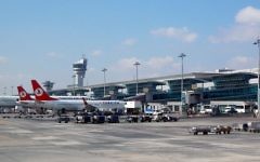 Des avions sur le tarmac de l'aéroport Ataturk (Crédit : wikimedia commons)
