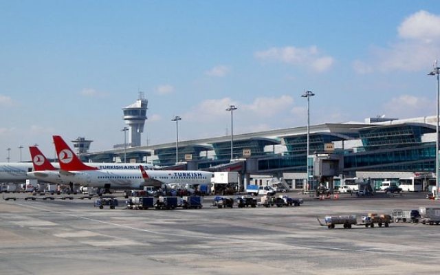 Des avions sur le tarmac de l'aéroport Ataturk (Crédit : wikimedia commons)