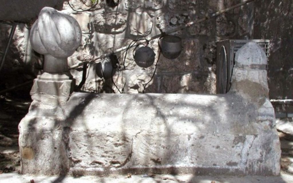 A l'intérieur de la porte, on trouve deux tombes sans noms, décorées avec des turbans de pierre de l'époque ottomane. (Crédits : Shmuel Bar-Am)