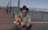 Lazer Lloyd interprète sa chanson Sittin' on the Dock of the Bay, à San Francisco en 2015. (Crédits : YouTube / Lazer Lloyd)