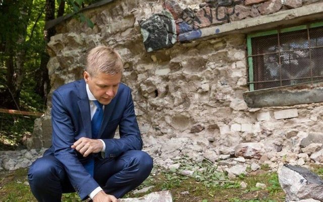 Le maire de Vilnius, Remigijus Šimašius, démantèle une générateur construit à partir de stèles juives, dans la rue Olandu, le 22 juin 2016. (Crédits : autorisation de la municipalité de Vilnius). Le maire de Vilnius, Remigijus Šimašius, démantèle une générateur construit à partir de stèles juives, dans la rue Olandu, le 22 juin 2016. (Crédits : autorisation de la municipalité de Vilnius).
