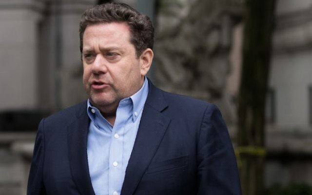 Murray Huberfeld, fondateur du fonds spéculatif Platinum Patners LP, quitte le tribunal fédéral de New York après son arrestation pour des accusations de corruption fédérales, le 8 juin 2016. (Crédit : Drew Angerer/Getty Images via JTA) Murray Huberfeld, fondateur du fonds spéculatif Platinum Patners LP, quitte le tribunal fédéral de New York après son arrestation pour des accusations de corruption fédérales, le 8 juin 2016. (Crédit : Drew Angerer/Getty Images via JTA)
