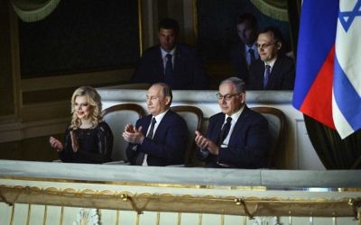Le Premier ministre Benjamin Netanyahu et son épouse, Sara, avec le président russe Vladimir Poutine (au centre) au théâtre du Bolchoï à Moscou, le 7 juin 2016. (Crédit : Haim Zach/GPO)