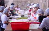 Des membres d'une association caritative à Damas préparent des repas distribués aux nécessiteux de la ville, en juin 2016. (Crédits : capture d'écran YouTube / AFP)