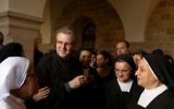 Le père Francesco Patton, nouveau Custode de Terre Sainte, est accueilli par des nonnes lors de son arrivée à l'église franciscaine du Saint-Sauveur, à Jérusalem, le 6 juin 2016. (Crédits : AFP).