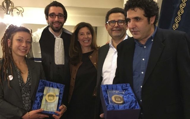 Remise du Prix Copernic 2016, le 3 juin 2016 à la synagogue Copernic. De gauche à droite : Samantha Seropian, le rabbin Jonas Jacquelin, Isabelle Wekstein, Jean-François Bensahel et Mohamed Ulad. (Crédits : Patrick Altar) Remise du Prix Copernic 2016, le 3 juin 2016 à la synagogue Copernic. De gauche à droite : Samantha Seropian, le rabbin Jonas Jacquelin, Isabelle Wekstein, Jean-François Bensahel et Mohamed Ulad. (Crédits : Patrick Altar)
