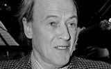 L’écrivain Roald Dahl en 1982, lorsque ses commentaires contre les Juifs et Israël ont commencé à se multiplier. (Crédit : domaine public)