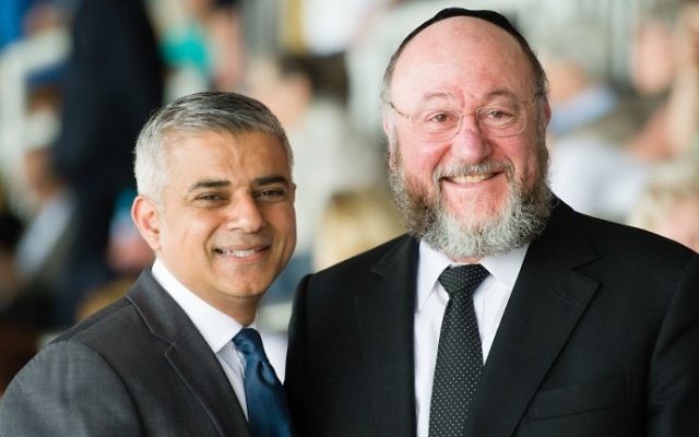 Le maire de Londres Sadiq Khan, avec le grand rabbin de l'union des congrégations du Commonwealth, Ephraim Mirvis, avant la commémoration de Yom HaShoah, à Barnet, dans le nord de Londres, le 8 mai 2016. (Crédit : Leon Neal/AFP) Le maire de Londres Sadiq Khan, avec le grand rabbin de l'union des congrégations du Commonwealth, Ephraim Mirvis, avant la commémoration de Yom HaShoah, à Barnet, dans le nord de Londres, le 8 mai 2016. (Crédit : Leon Neal/AFP)