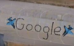 Des soldats de la base d'Hatzerim se disposent de façon à former le mot Google, pour la visite d'Eric Schmidt, en juin 2016. (Crédits : capture d'écran YouTube / Tsahal)
