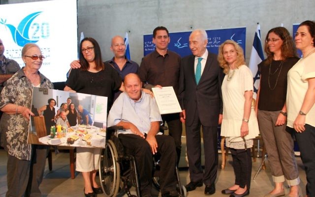 L'ancien président Shimon Peres rencontre les Israéliens sauvés après un détournement à Entebbe il y a 40 ans, le 27 juin 2016. (Crédit : Gidi Levyatan)