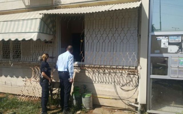 La police devant un appartement où s'était réfugié un Israélien suspecté d'avoir poignardé et tué un autre homme devant une synagogue de Kiryat Malachi, dans le sud d'Israël, le 23 juin 2016. (Crédit : police israélienne)