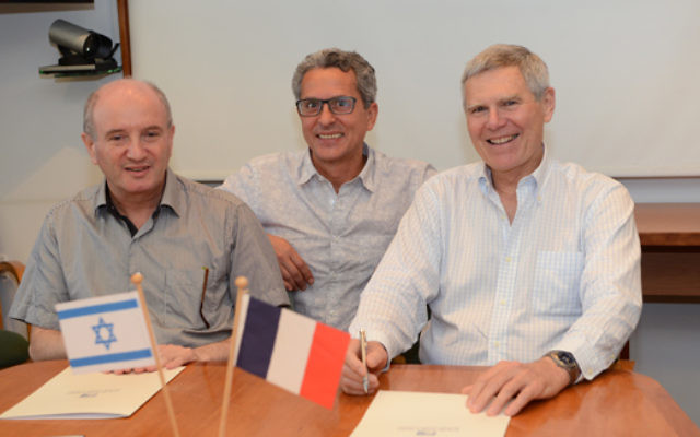 De gauche à droite : Daniel Zajfman, Président de l’Institut Weizmann ; Victor Malka, Directeur de recherche CNRS à l’Ecole Polytechnique et Professeur à l’Institut Weizmann et Jacques Biot, Président de l’Ecole Polytechnique. (Crédits: Weizmann Institute of Science) De gauche à droite : Daniel Zajfman, Président de l’Institut Weizmann ; Victor Malka, Directeur de recherche CNRS à l’Ecole Polytechnique et Professeur à l’Institut Weizmann et Jacques Biot, Président de l’Ecole Polytechnique. (Crédits: Weizmann Institute of Science)