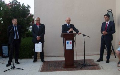 Remise des insignes de Commandeur de la Légion d’honneur à Yossi Gal (Crédit : Ambassade de France)
