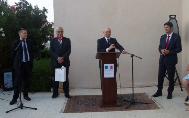 Remise des insignes de Commandeur de la Légion d’honneur à Yossi Gal (Crédit : Ambassade de France)