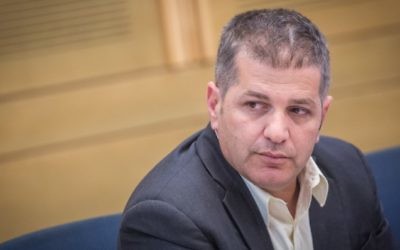 Le député du Likud Yoav Kisch pendant une réunion de commission à la Knesset, le 14  juin 2016. (Crédit : Hadas Parush/Flash90)