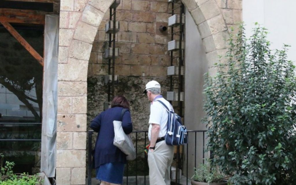 Le puits devant la cave de Sarona a été construit par des résidents arabes de la région. (Photo: Shmuel Bar-Am)