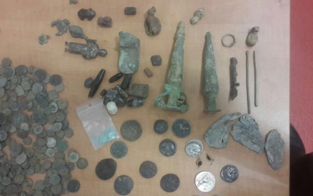 Des antiquités trouvées dans un véhicule diplomatique norvégien le 31 mai 2016, au passage Allenby (Photo: Administration fiscale d'Israël)
