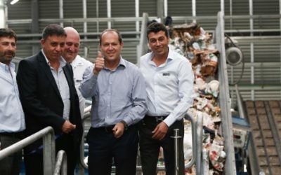 Le maire de Jérusalem Nir Barkat  et le ministre de la protection de l'environnement d'alors Avi Gabbay (deuxième à gauche)  lors de la cérémonie d'ouverture de l'usine de recyclage Greenet dans la zone industrielle d'Atarot, au nord de Jérusalem, le 16 juin 2015  (Photo: Yonatan Sindel / Flash90)