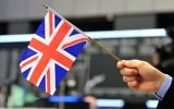 Illustration: Un homme avec un drapeau du Royaume-Uni, au lendemain du référendum où une majorité de la population britannique a voté pour quitter l'Union européenne, à Francfort, en Allemagne, le 25 juin 2016. (Crédit : Thomas Lohnes/Getty Images/JTA)