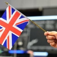 Illustration: Un homme avec un drapeau du Royaume-Uni, au lendemain du référendum où une majorité de la population britannique a voté pour quitter l'Union européenne, à Francfort, en Allemagne, le 25 juin 2016. (Crédit : Thomas Lohnes/Getty Images/JTA)