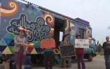 Des clowns israéliens manifestent devant la prison de Megiddo contre la détention administrative d'un clown palestinien, en mars 2016. (Crédit : capture d'écran YouTube)