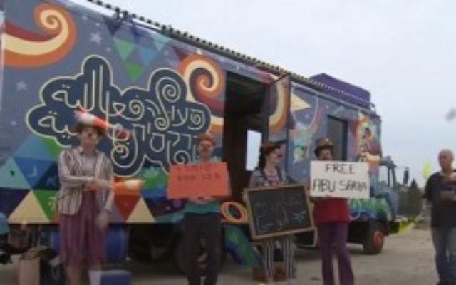 Des clowns israéliens manifestent devant la prison de Megiddo contre la détention administrative d'un clown palestinien, en mars 2016. (Crédit : capture d'écran YouTube) Des clowns israéliens manifestent devant la prison de Megiddo contre la détention administrative d'un clown palestinien, en mars 2016. (Crédit : capture d'écran YouTube)