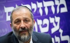 Le président du parti ultra-orthodoxe Shas, Aryeh Deri, ministre de l'Intérieur, lors d'une réunion du groupe parlementaire de son parti à la Knesset, le 23 mai 2016. (Crédit : Miriam Alster/Flash90)