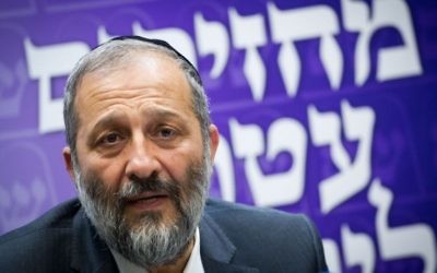 Le président du parti ultra-orthodoxe Shas, Aryeh Deri, ministre de l'Intérieur, lors d'une réunion du groupe parlementaire de son parti à la Knesset, le 23 mai 2016. (Crédit : Miriam Alster/Flash90)