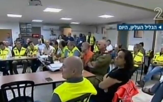 Des officiels israéliens ont pris part à un exercice sur les procédures d'évacuation dans le Nord (Crédit : capture d'écran de la Deuxième chaîne) Des officiels israéliens ont pris part à un exercice sur les procédures d'évacuation dans le Nord (Crédit : capture d'écran de la Deuxième chaîne)