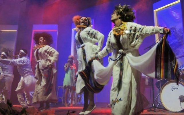 La troupe Insara représente une danse éthiopienne traditionnelle pendant le déjeuner marquant le lancement de l'Institut national pour le centre de l’héritage de la communauté juive éthiopienne, à Jérusalem, le 19 juin 2016. (Crédit : Melanie Lidman/Times of Israel) La troupe Insara représente une danse éthiopienne traditionnelle pendant le déjeuner marquant le lancement de l'Institut national pour le centre de l’héritage de la communauté juive éthiopienne, à Jérusalem, le 19 juin 2016. (Crédit : Melanie Lidman/Times of Israel)