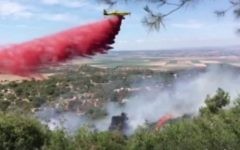 Pompiers luttant contre un incendie près du carrefour Megiddo, dans le nord d'Israël, le 11 juin 2016. (Crédit : capture d'écran Facebook)