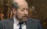 Clement Freud, petit-fils de Sigmund Freud, en 1982 (Crédit : capture d'écran YouTube)