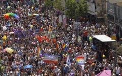 Environ 200 000 personnes ont participé à la Gay Pride annuelle à Tel Aviv, le 3 juin 2016. (Crédit : Miriam Alster/Flash90)