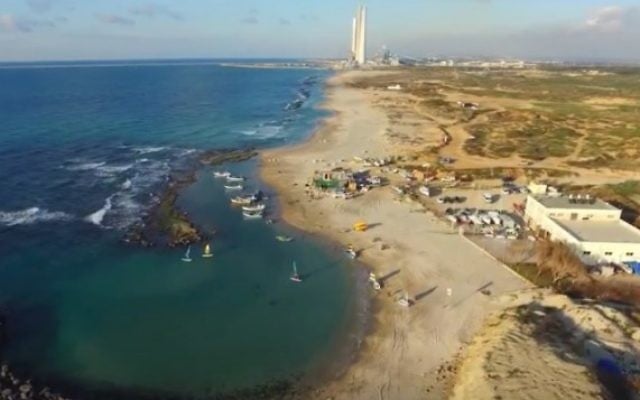Une plage près de Hadera. Illustration. (Crédit : capture d'écran YouTube)