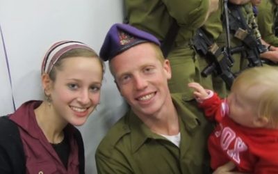 Yehuda Yitzhak HaYisraeli, soldat israélien grièvement blessé pendant la guerre à Gaza en 2014, avec sa femme et son fils, avant sa blessure. (Crédit : capture d'écran YouTube)