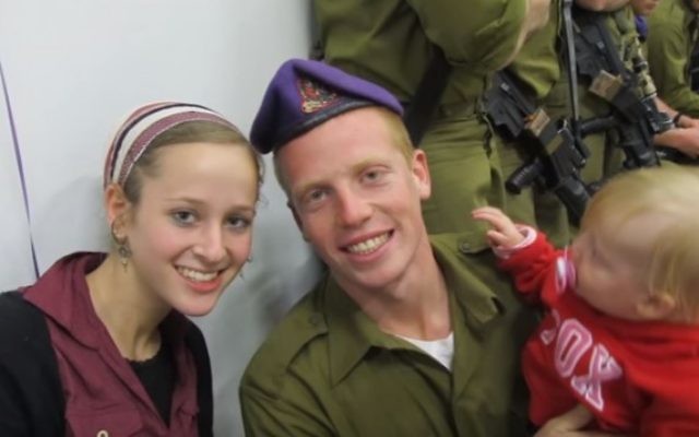 Yehuda Yitzhak HaYisraeli, soldat israélien grièvement blessé pendant la guerre à Gaza en 2014, avec sa femme et son fils, avant sa blessure. (Crédit : capture d'écran YouTube) Yehuda Yitzhak HaYisraeli, soldat israélien grièvement blessé pendant la guerre à Gaza en 2014, avec sa femme et son fils, avant sa blessure. (Crédit : capture d'écran YouTube)