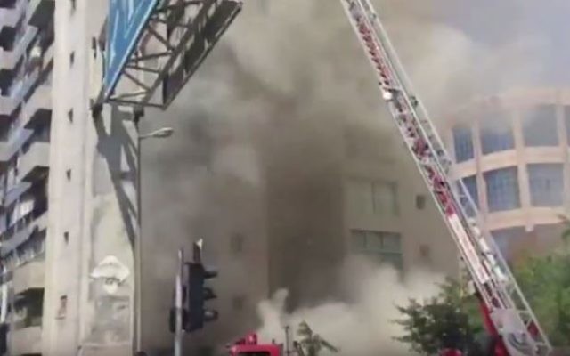 Incendie dans un immeuble d'habitation à Ramat Gan, le 13 juin 2016. (Crédit : capture d'écran YouTube) Incendie dans un immeuble d'habitation à Ramat Gan, le 13 juin 2016. (Crédit : capture d'écran YouTube)